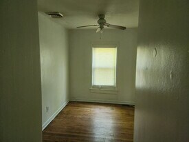 Building Photo - 122 Moffatt Ave