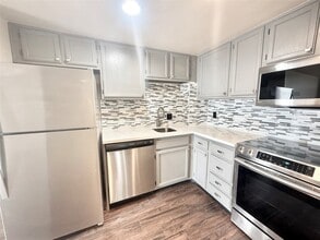 Building Photo - 2016 Main St