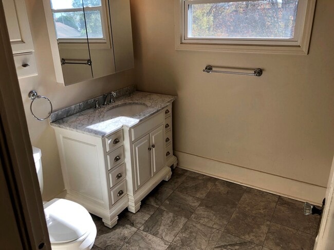 Building Photo - 2BD/1BA w/ Sun Room only Blocks from Bayou...