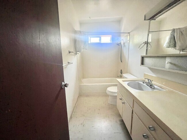 Building Photo - Charming 2-bedroom, 1-bath duplex with a yard