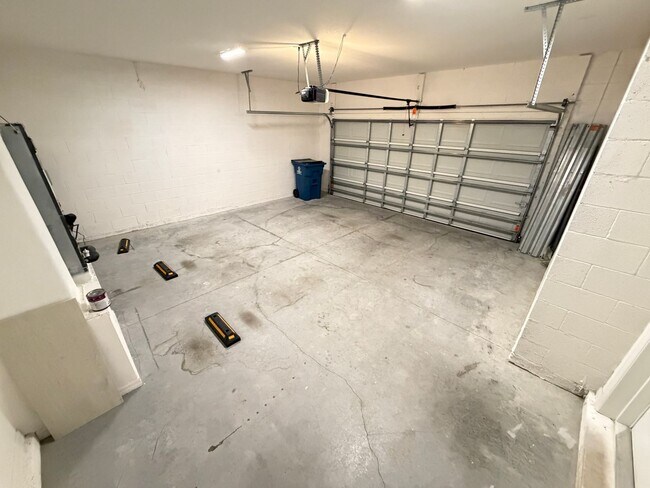 Building Photo - Adorable 3 Bedroom / 2 Bathroom Home in Palm Bay!!