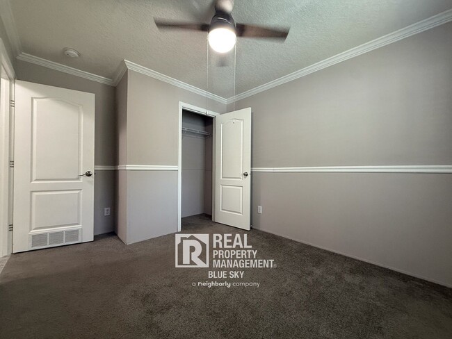 Building Photo - SPACIOUS 4 BEDROOM HOME WITH MODERN FEATUR...