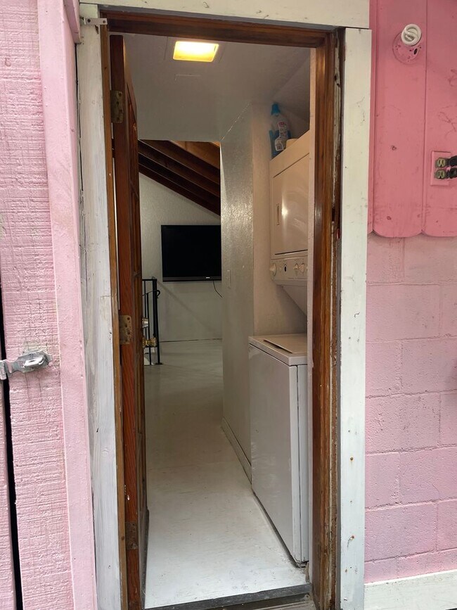 Building Photo - Adorable cottage!