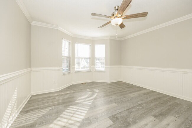 Building Photo - 186 Elm St