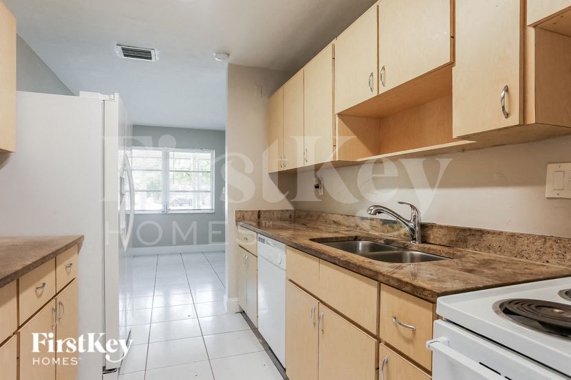 Building Photo - 2700 NE 13th Terrace