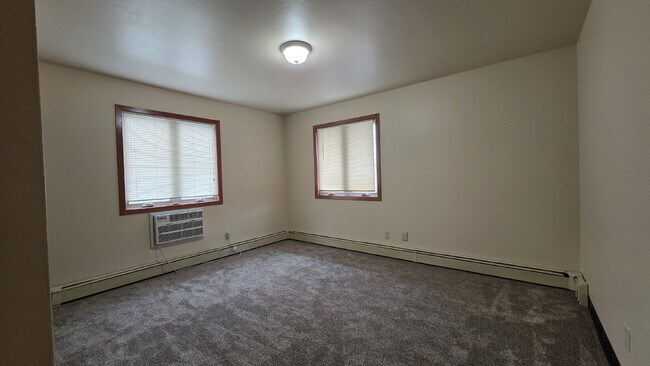 Building Photo - Spacious 2-Bedroom Townhouse w/ Water Incl...