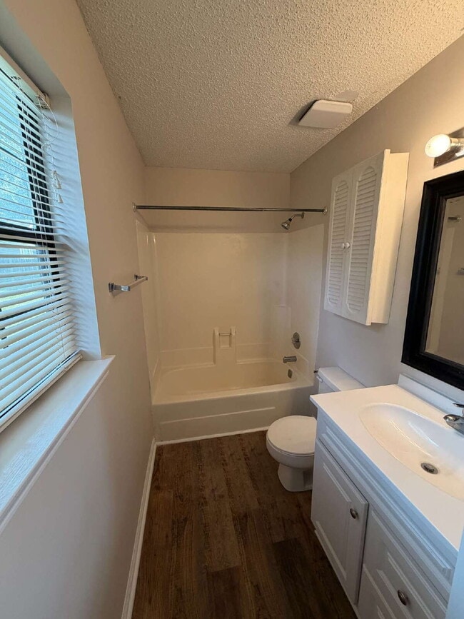 Building Photo - 2312 Creekwood Dr