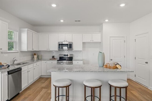 Building Photo - 465 Madison Lakeview Dr
