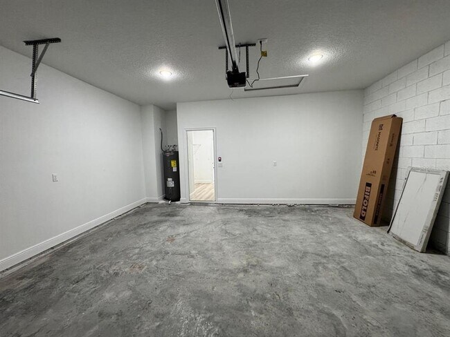 Building Photo - 7185 N Tallwood Dr