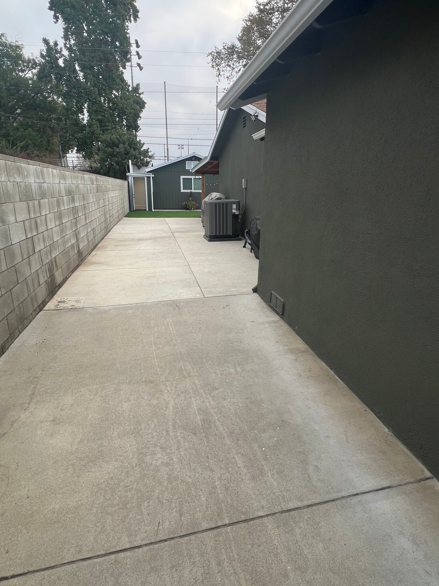 Private entrance to unit - 4862 N Mangrove Ave