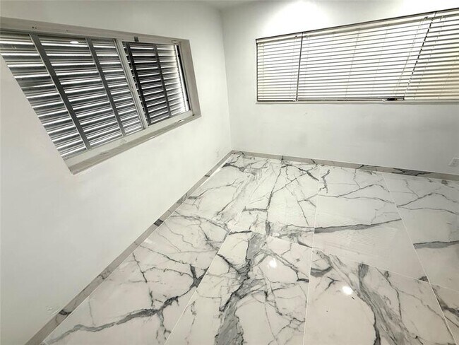 Building Photo - 2685 SE 5th St