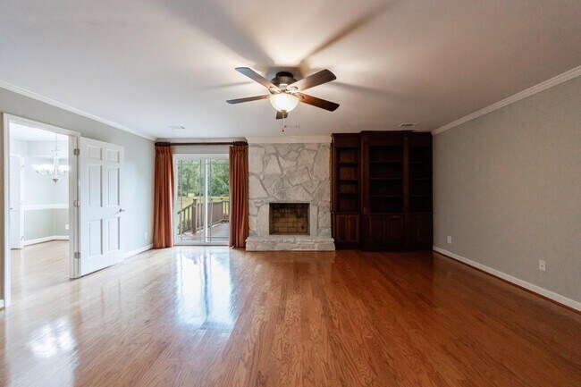 Building Photo - 585 W Crossville Rd