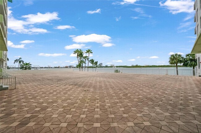 Building Photo - 10350 W Bay Harbor Dr