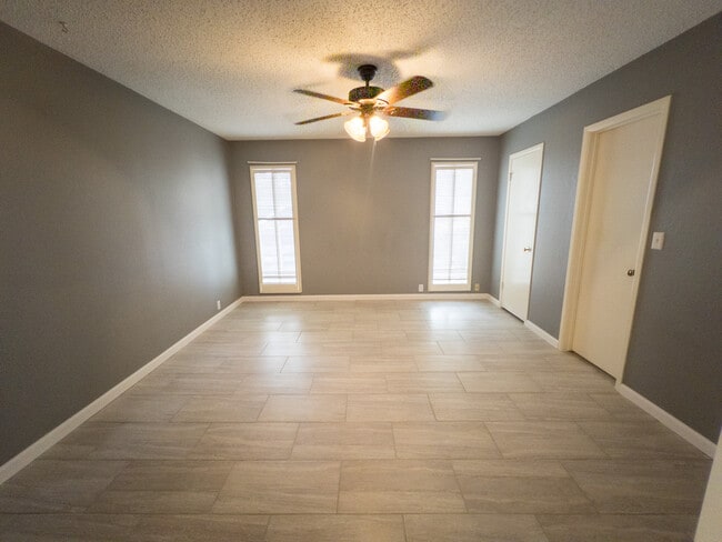 Building Photo - 2405 Stutz Pl