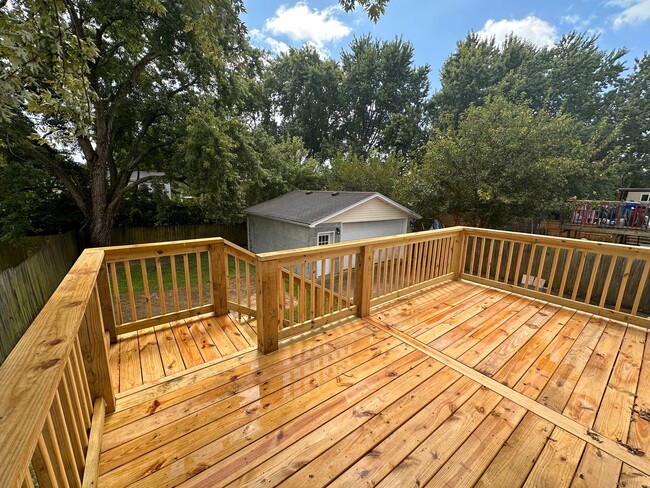 Building Photo - Renovated 5BR/2BA Bi-Level Home with Oversized 2 Car Garage For Rent!