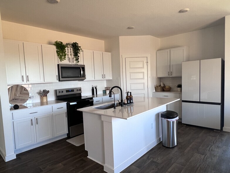 Building Photo - 305 Concho River Dr