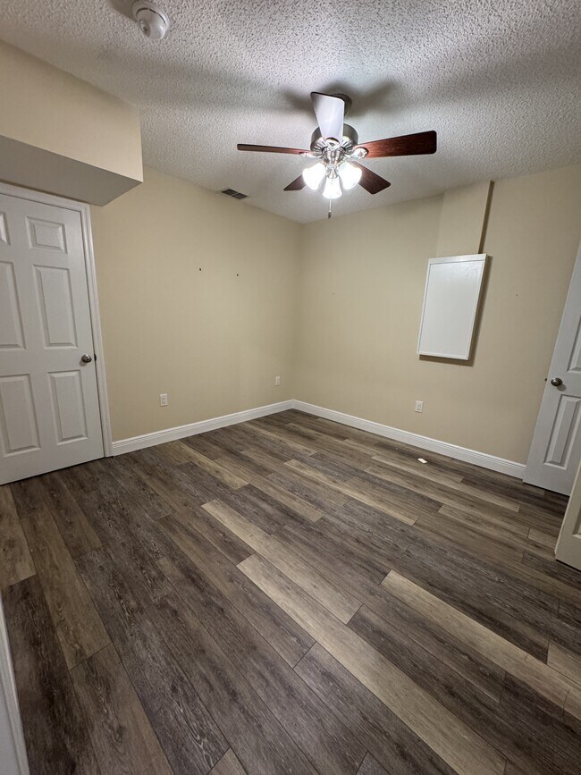 Building Photo - 5100 Mentmore Ave