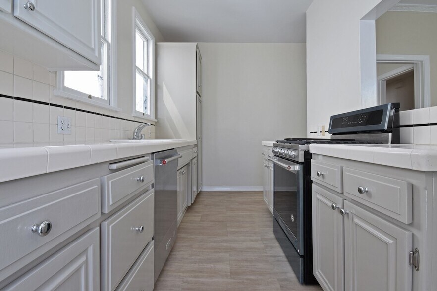 Building Photo - 724 S Genesee Ave