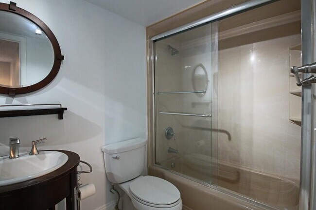 Building Photo - 470 Executive Center Dr