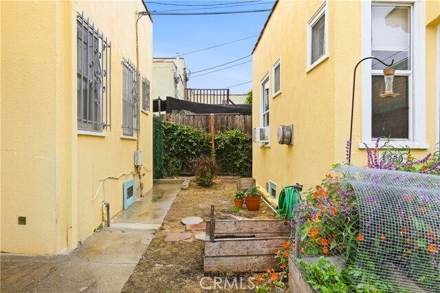 Building Photo - 1950 S Palm Grove Ave