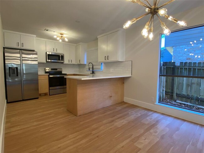 Building Photo - 6405 Shadow Valley Dr