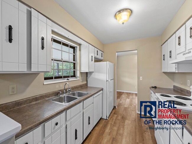 Building Photo - Recently Updated 4 Bed 3 Bath House in W. ...