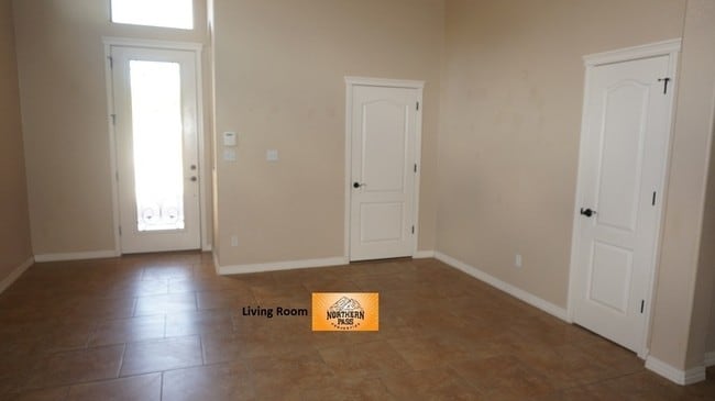 Building Photo - Amazing 3 Bedroom Home in Gated Community!
