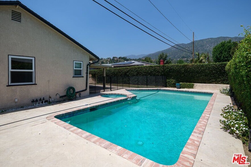 Building Photo - 826 Crestfield Dr