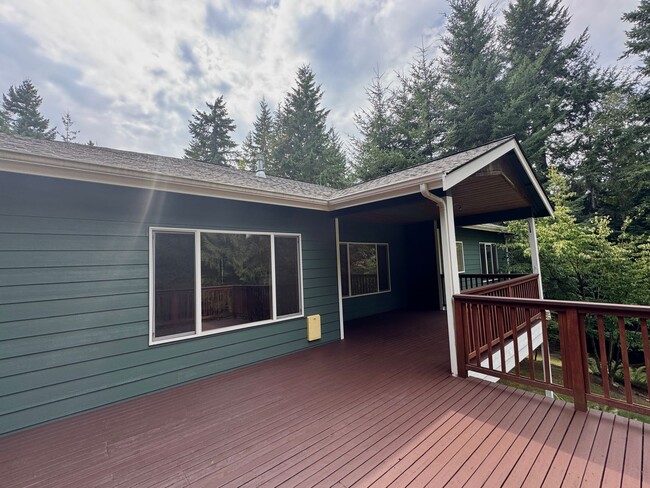 Building Photo - Prime Poulsbo location....3 bedroom rambler with bonus or office