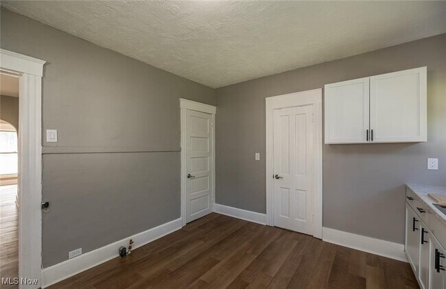 Building Photo - 353 S Maple St