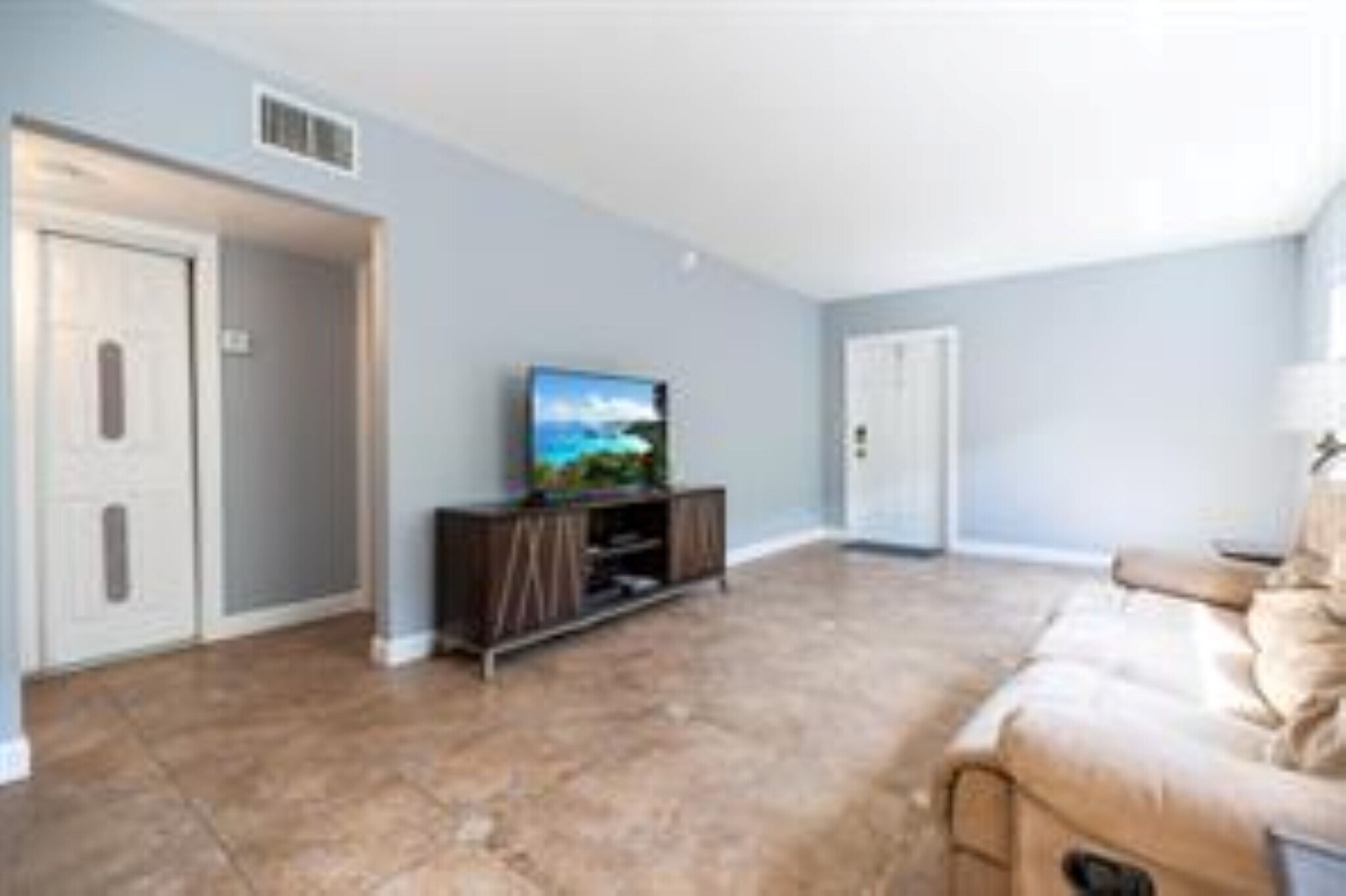 Building Photo - 2607 NE 8th Ave