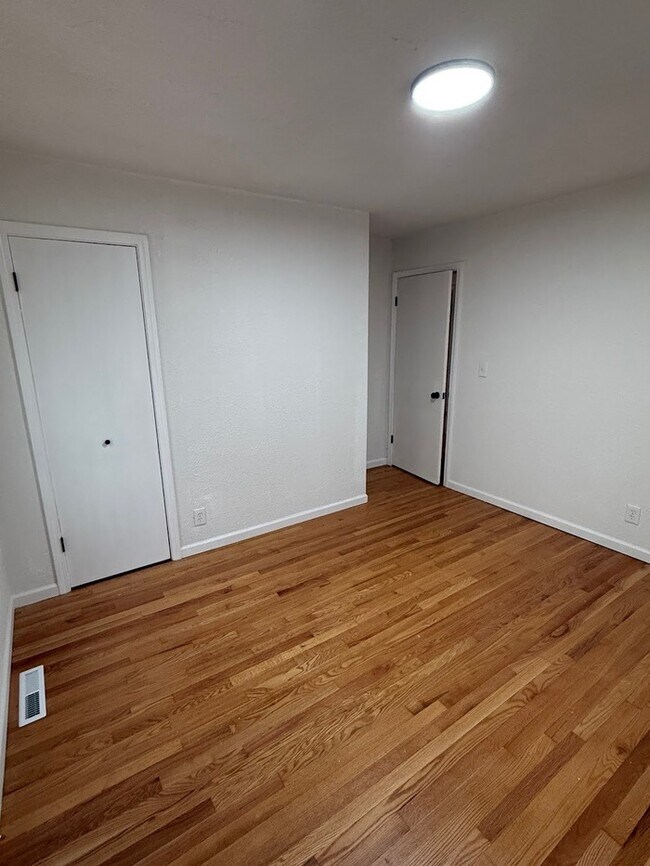 Building Photo - Newly remodeled 3 bedrooms and 2 full baths home located in Independence, MO