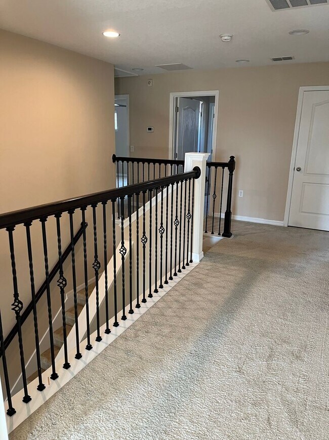 Building Photo - Five Bedroom with Water View in Avalon Park