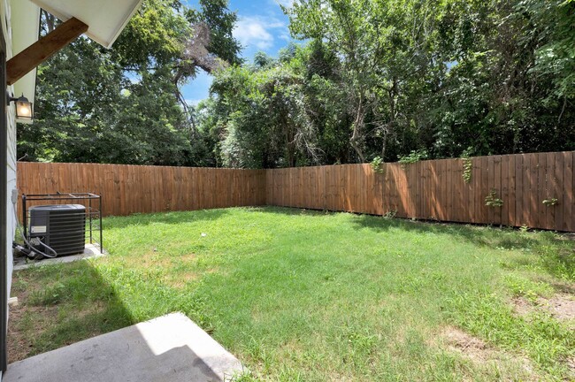 Building Photo - No carpet! Big privacy yard