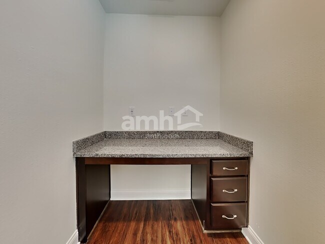 Building Photo - 390 Banyan Frst Dr