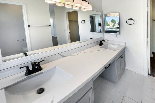 Building Photo - 413 S Lake Mirage Dr