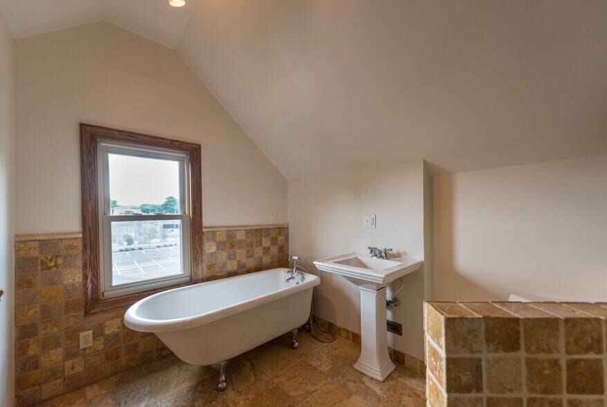 3rd floor bath - 219 N Humboldt Ave