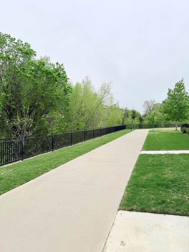 Building Photo - AVAILABLE NOW -Stunning 3-Bedroom Townhome Overlooking Greenbelt in Plano ISD 600 Collier Drive