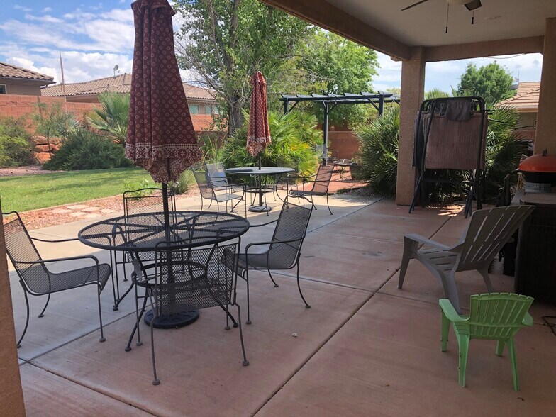 Fenced backyard and hot tub - 1806 N Dixie Downs Rd