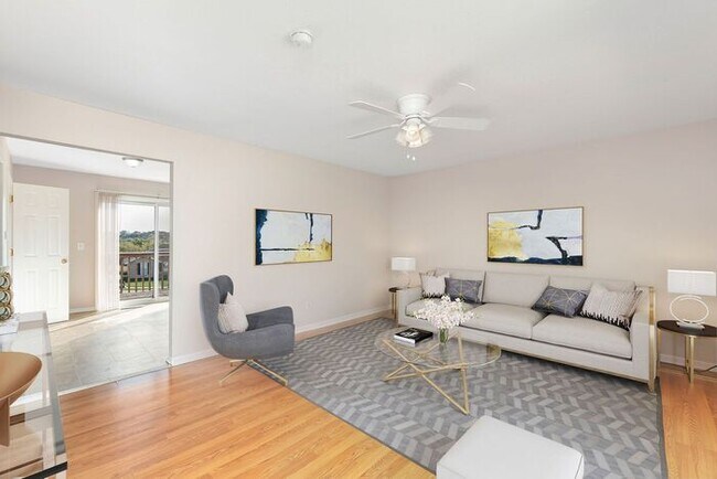 Building Photo - Renovated Spacious Townhomes