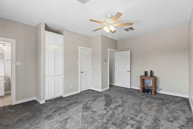 Building Photo - 501 Lone Star Dr