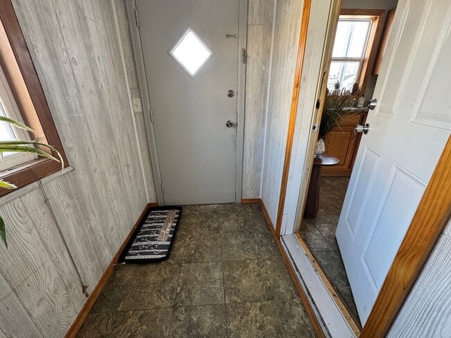 Building Photo - 2 bed, 1 bath home for rent in Waterloo