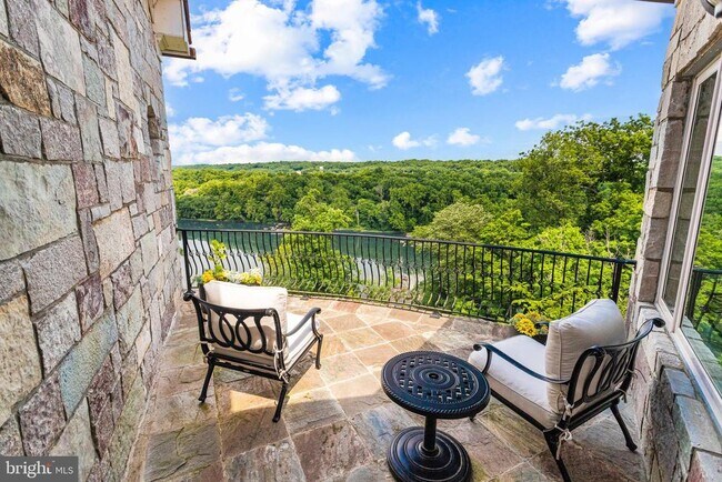 Building Photo - 612 Rivercrest Dr