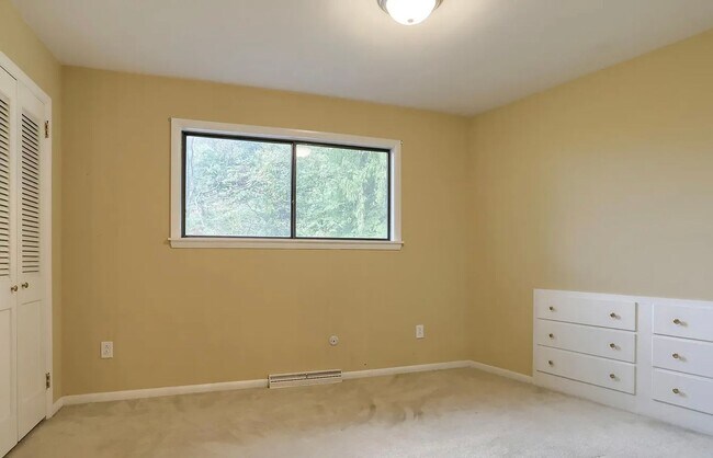 Building Photo - Secluded 3 Bedroom 4 Bath Home