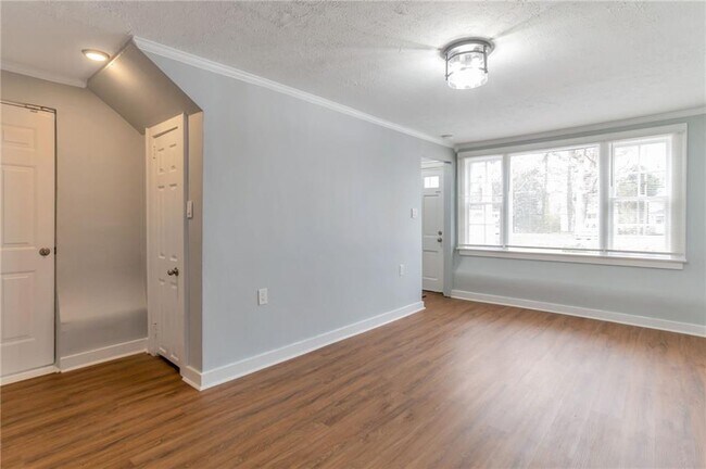 Building Photo - 2545 White Oak Dr