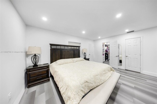 Building Photo - 490 W 33rd Pl