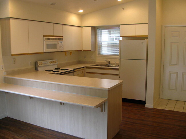 Building Photo - Condominium in The Oaks of Holiday Hills R...