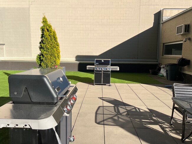 Building Photo - 565 W Quincy St