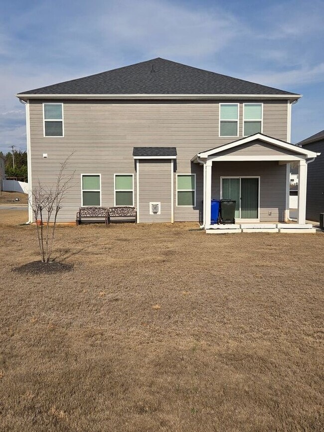 Building Photo - Beautiful and spacious! Ready for move in!