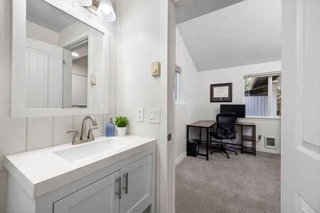 Building Photo - Stylish, Spacious & Steps from WWU and Fai...